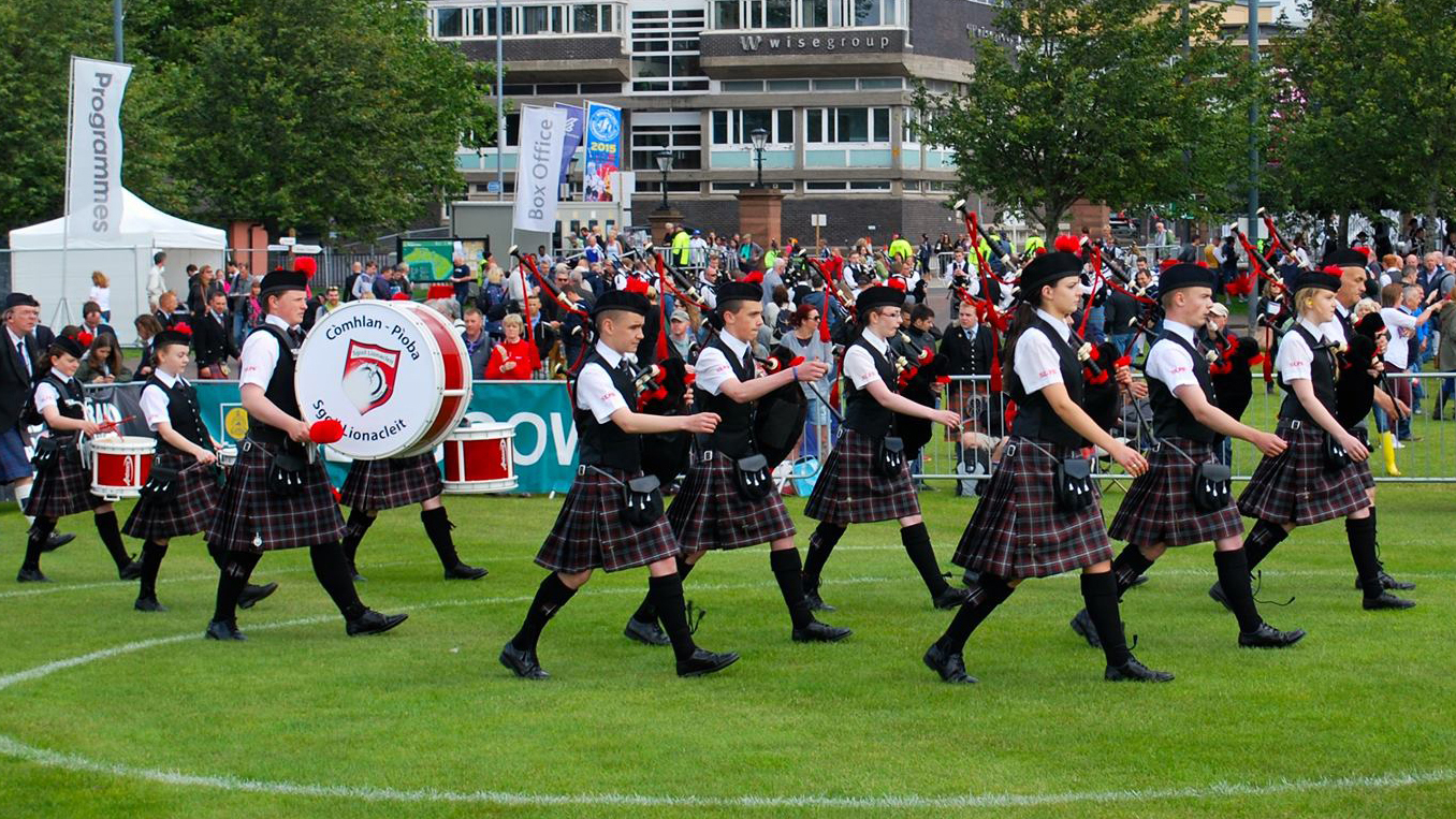 Sgoil Lionaleit Pipe Band.